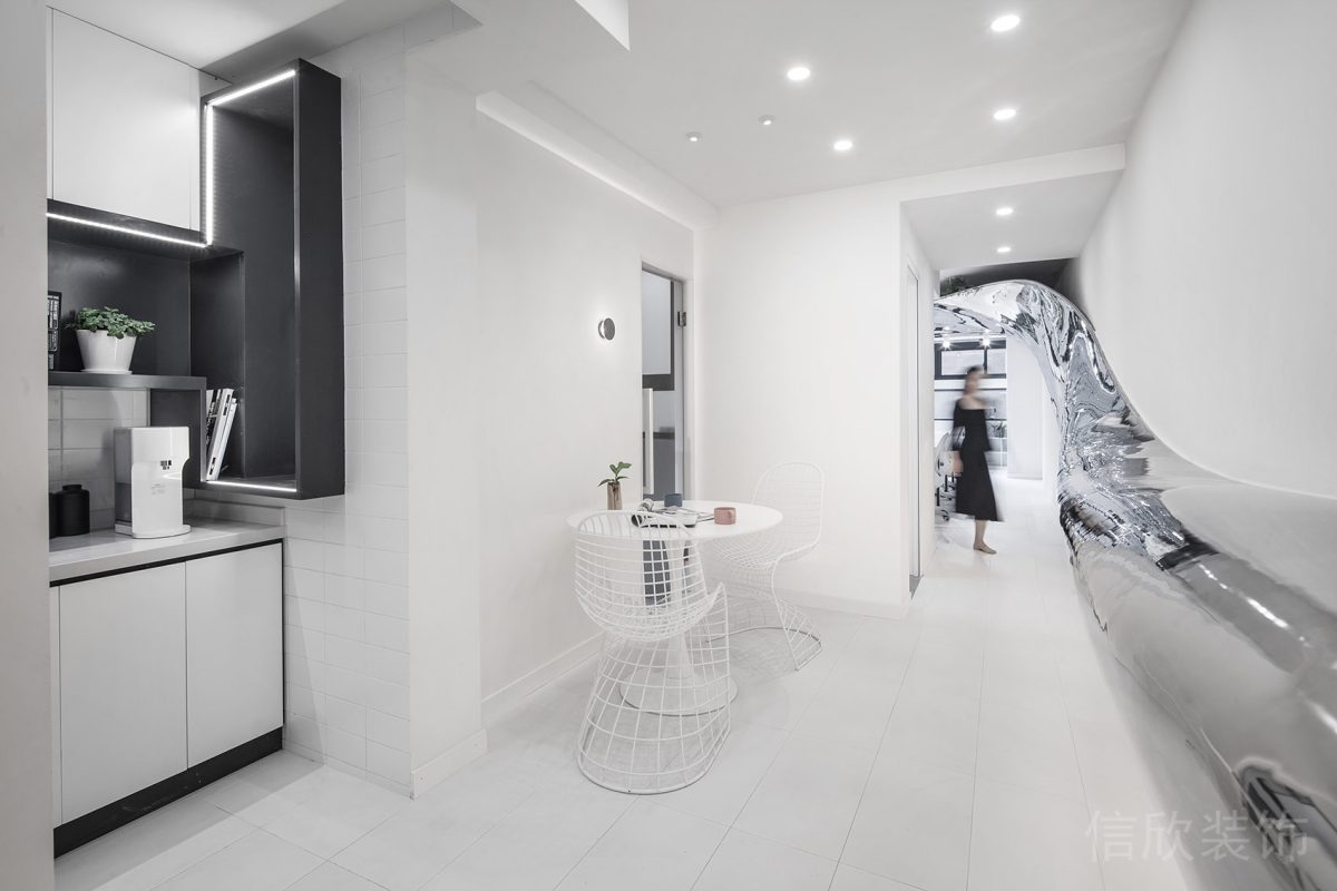 極簡風白色桌椅裝修黑白色調(diào)置物柜裝修辦公室茶水間效果圖