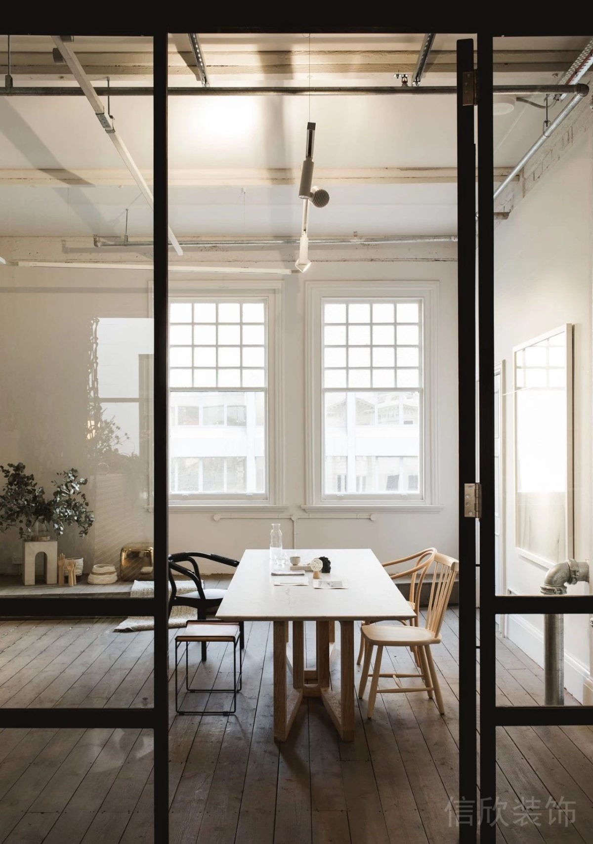 金屬墻體鏤空隔斷實(shí)木地板裝修復(fù)古會(huì)議室設(shè)計(jì)圖