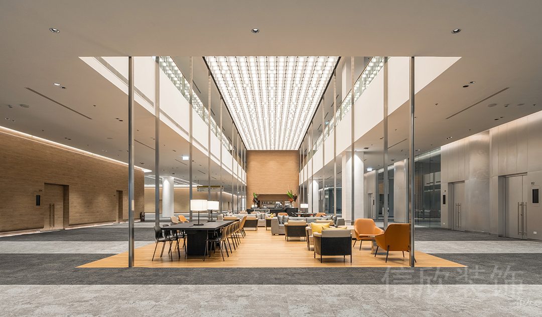 金屬墻柱設(shè)計鏤空橙色現(xiàn)代休息區(qū)辦公室裝修