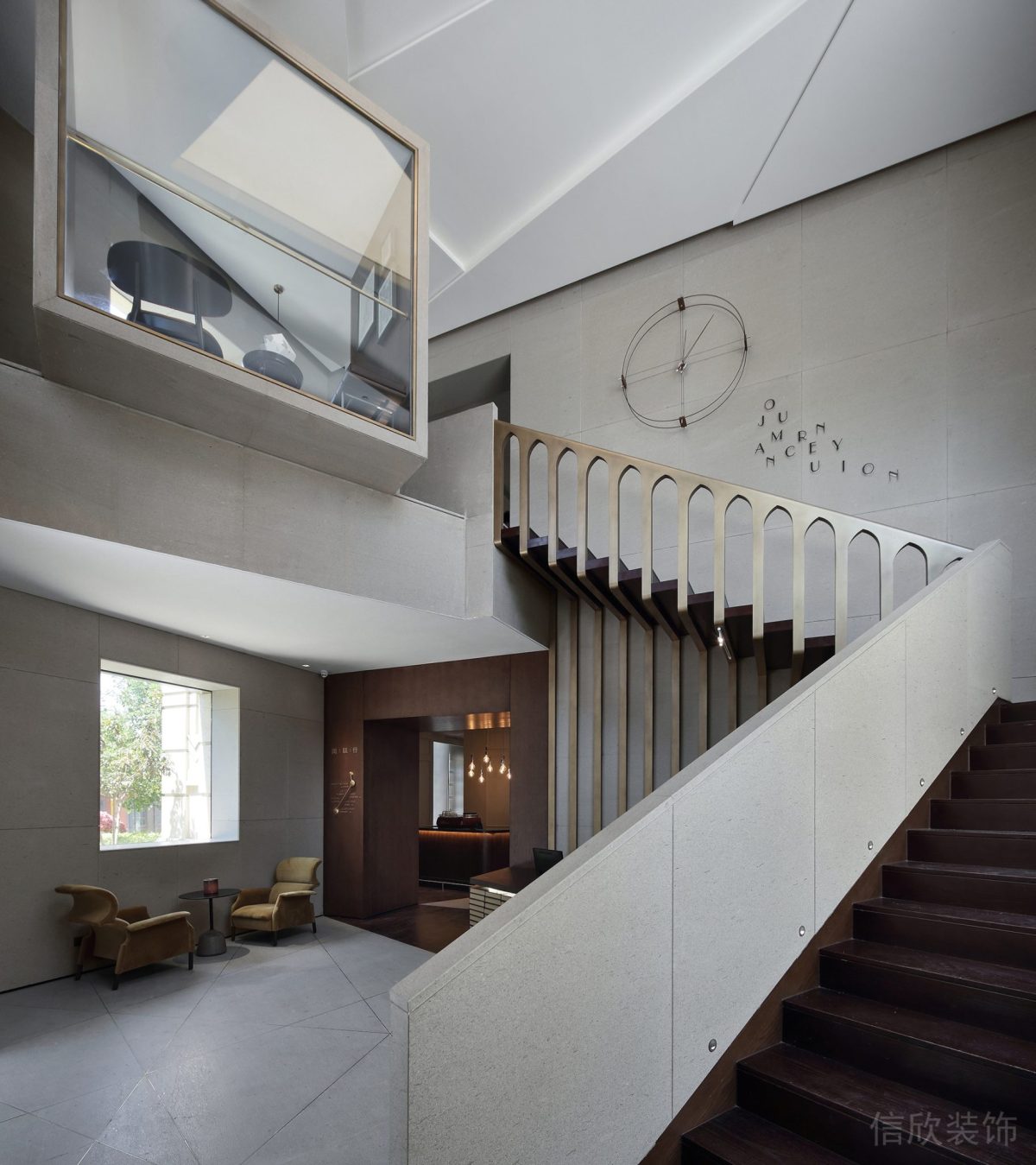 階梯式拱形鏤空扶手護墻板效果 入戶接待區(qū)