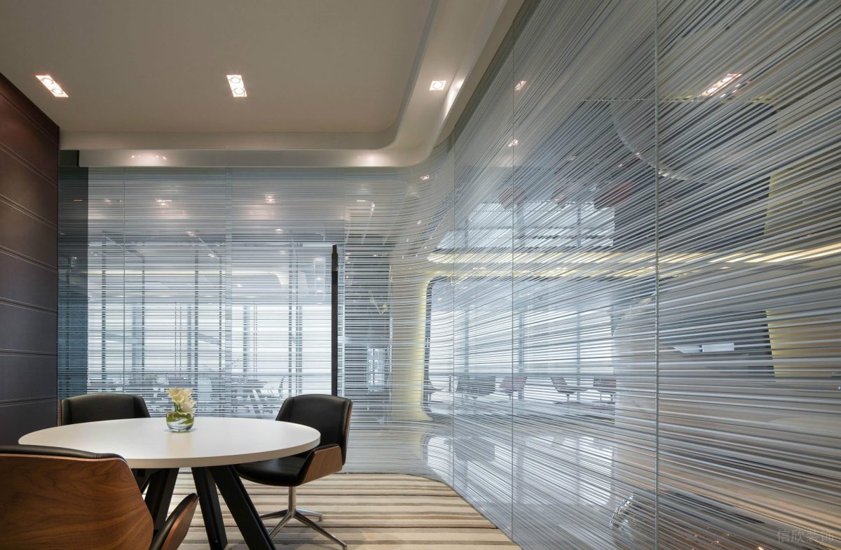 客戶洽談室裝修設(shè)計效果圖弧線玻璃隔音待客區(qū)皮革沙發(fā)裝修