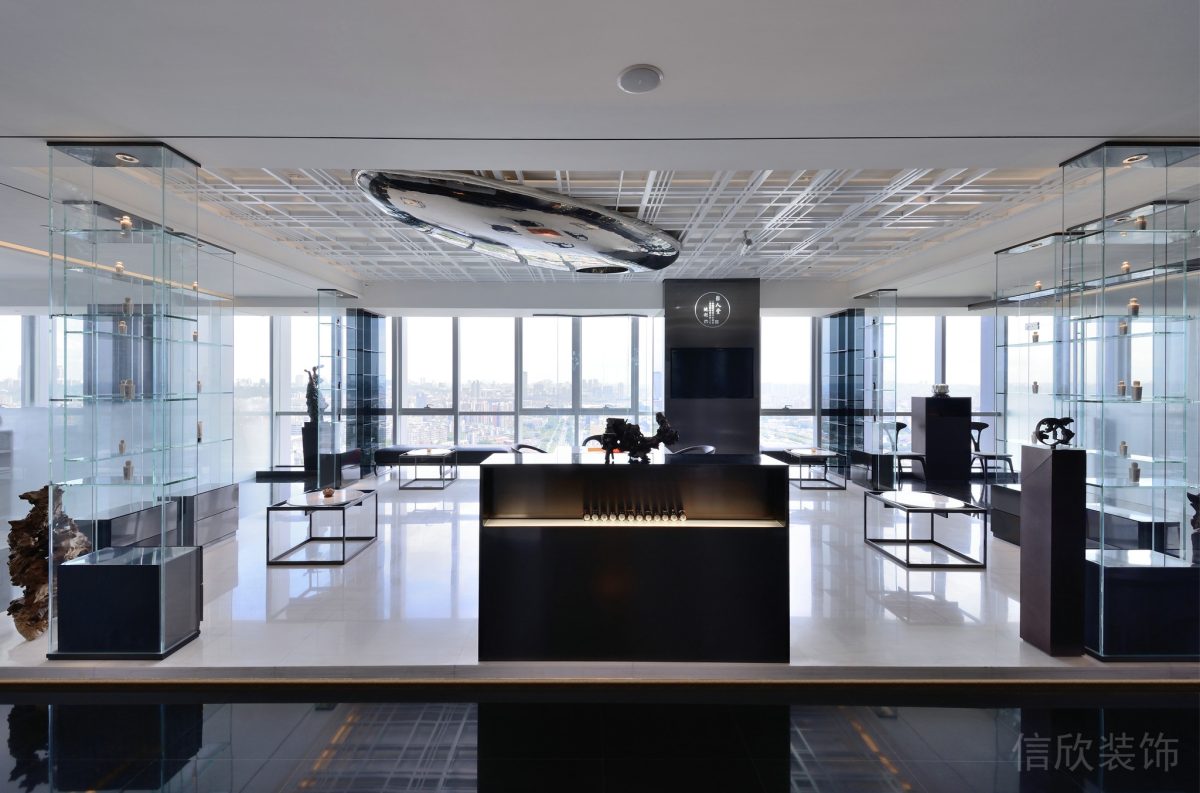 落地式矩形高透玻璃置物柜設(shè)計(jì)原木黑色調(diào)內(nèi)嵌式燈條置物柜辦公室裝修設(shè)計(jì)