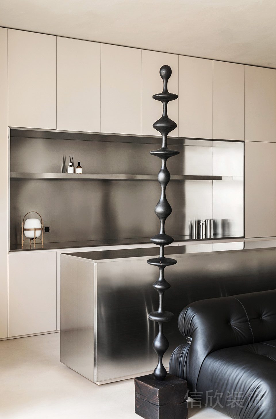 鋁合金內(nèi)嵌式置物柜搭配鋁合金條形桌板茶水吧臺(tái)辦公室設(shè)計(jì)圖