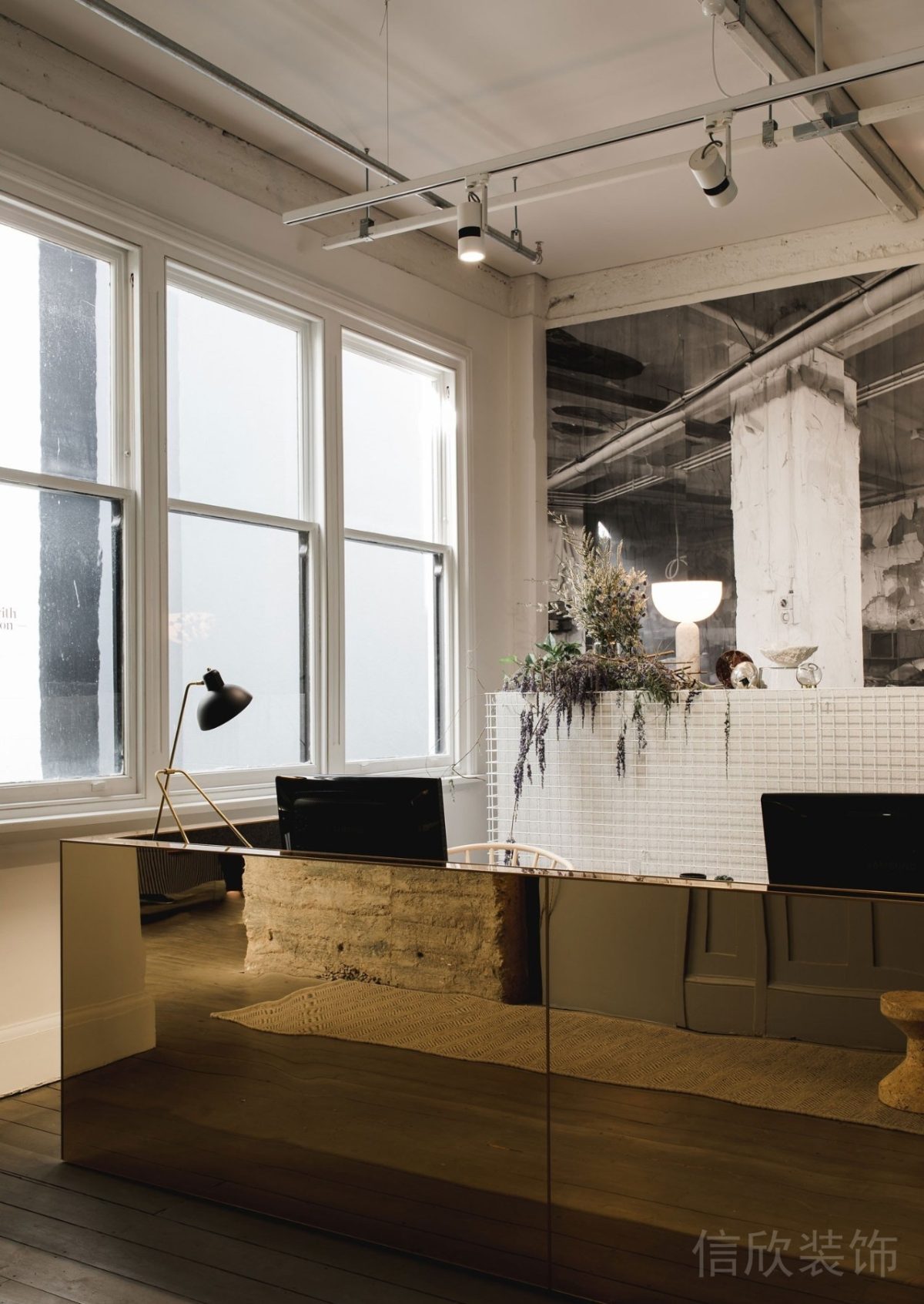 鎏金前臺(tái)區(qū)裝修設(shè)計(jì)工作臺(tái)大廳裝修工業(yè)風(fēng)射燈效果