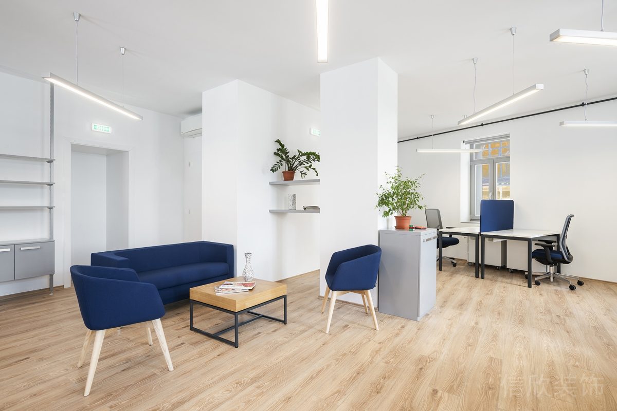 藍色調(diào)反絨皮沙發(fā)裝修原木風地板設(shè)計辦公室員工辦公區(qū)設(shè)計圖
