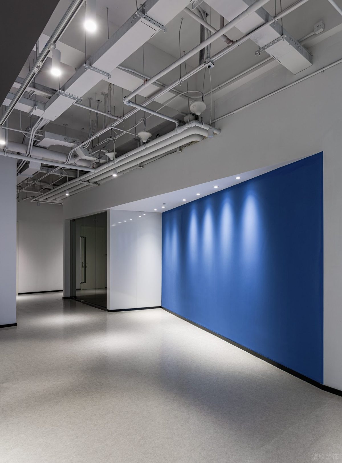 藍色墻體設(shè)計工業(yè)風(fēng)裝修弧線設(shè)計效果辦公室裝修