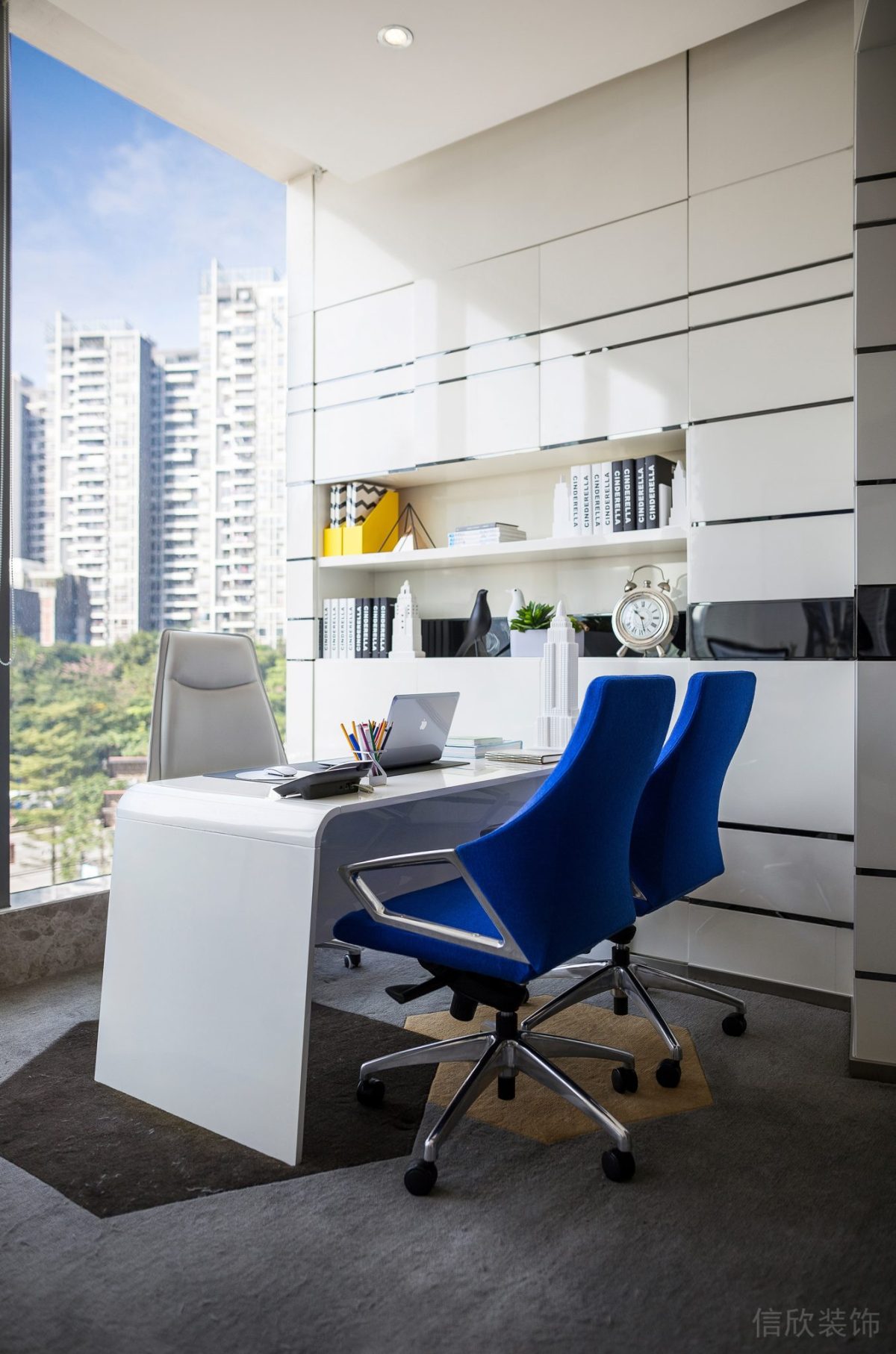 藍色洽談室總裁辦公室裝修設(shè)計效果圖簡約風(fēng)墻柜效果