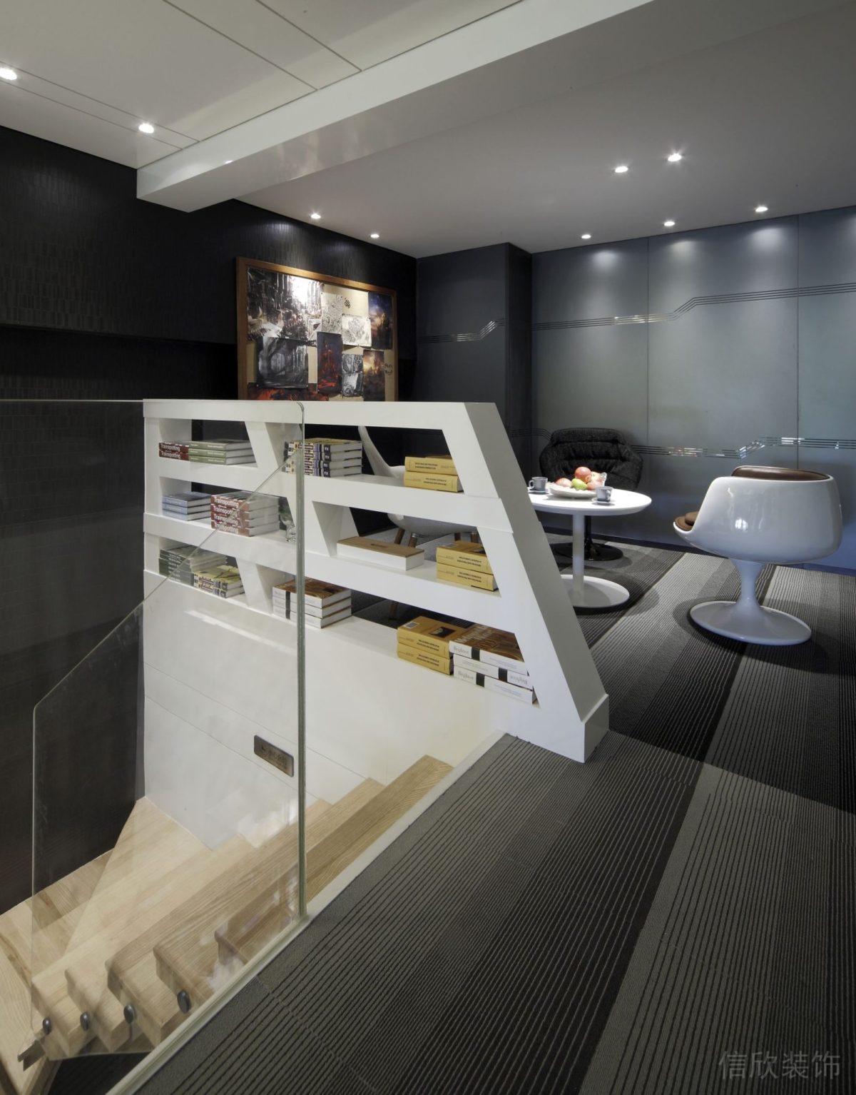 樓梯過(guò)道處設(shè)計(jì)鏤空隔斷書(shū)架白色半墻收納柜裝修辦公室設(shè)計(jì)圖