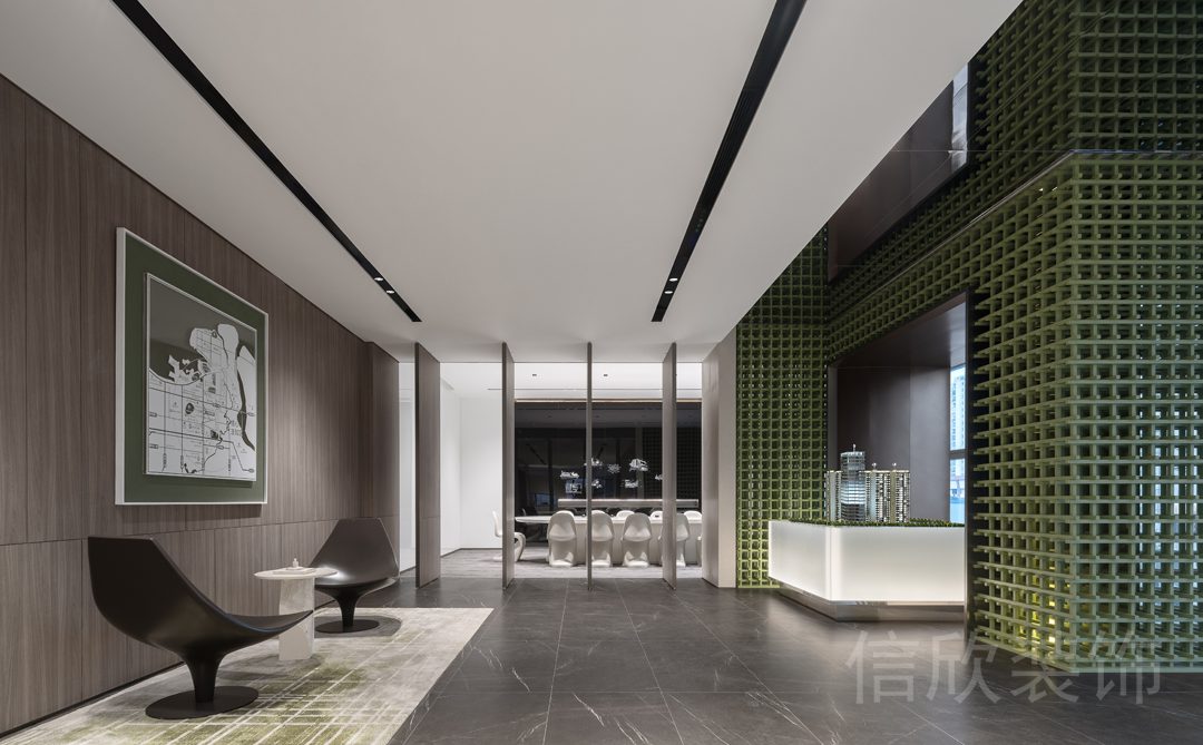 木飾面墻體設(shè)計(jì)綠色金屬鏤空墻柱效果辦公室裝修走廊