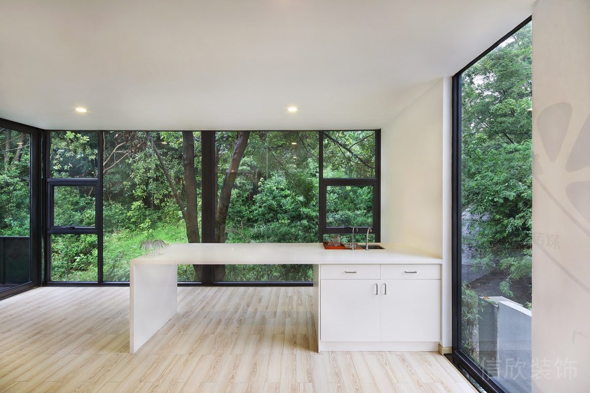 木質(zhì)地板環(huán)形落地玻璃設(shè)計開放式茶水間廚房裝修