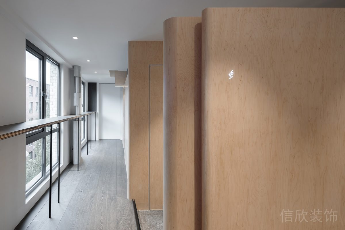 木質(zhì)弧線設(shè)計(jì)墻體隔斷吸頂燈辦公室休息區(qū)