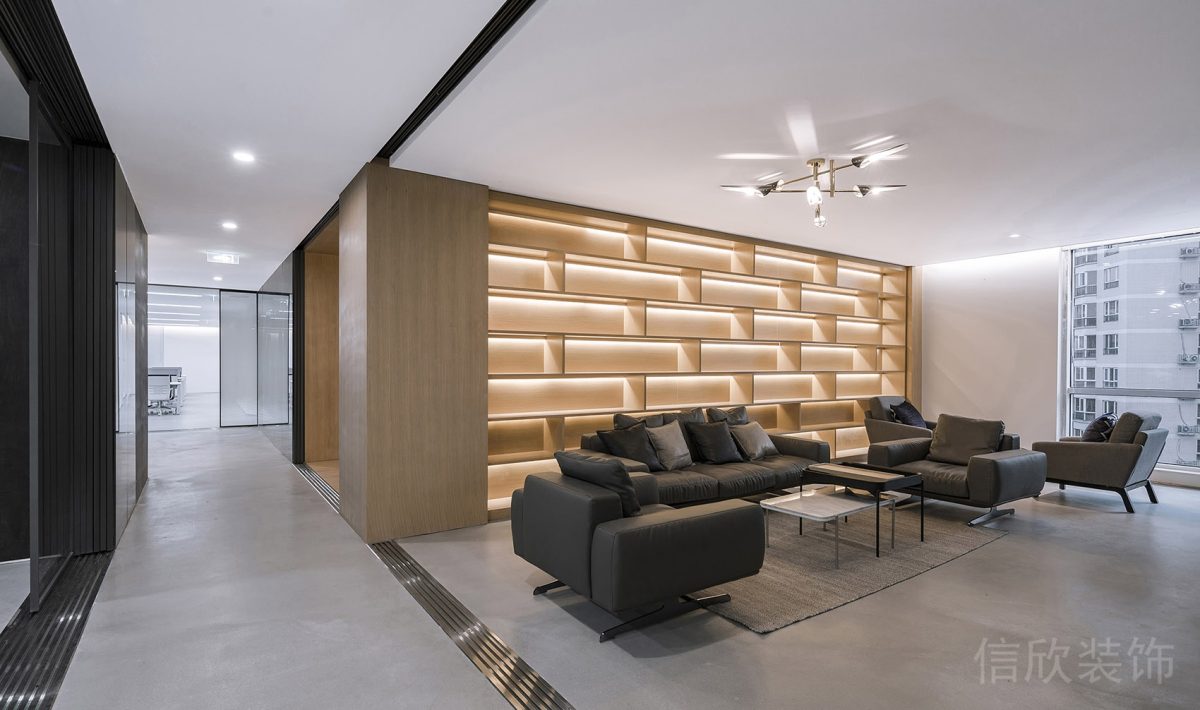 木質(zhì)收納墻柜裝修燈飾效果圖皮革沙發(fā)黑色洽談區(qū)裝修