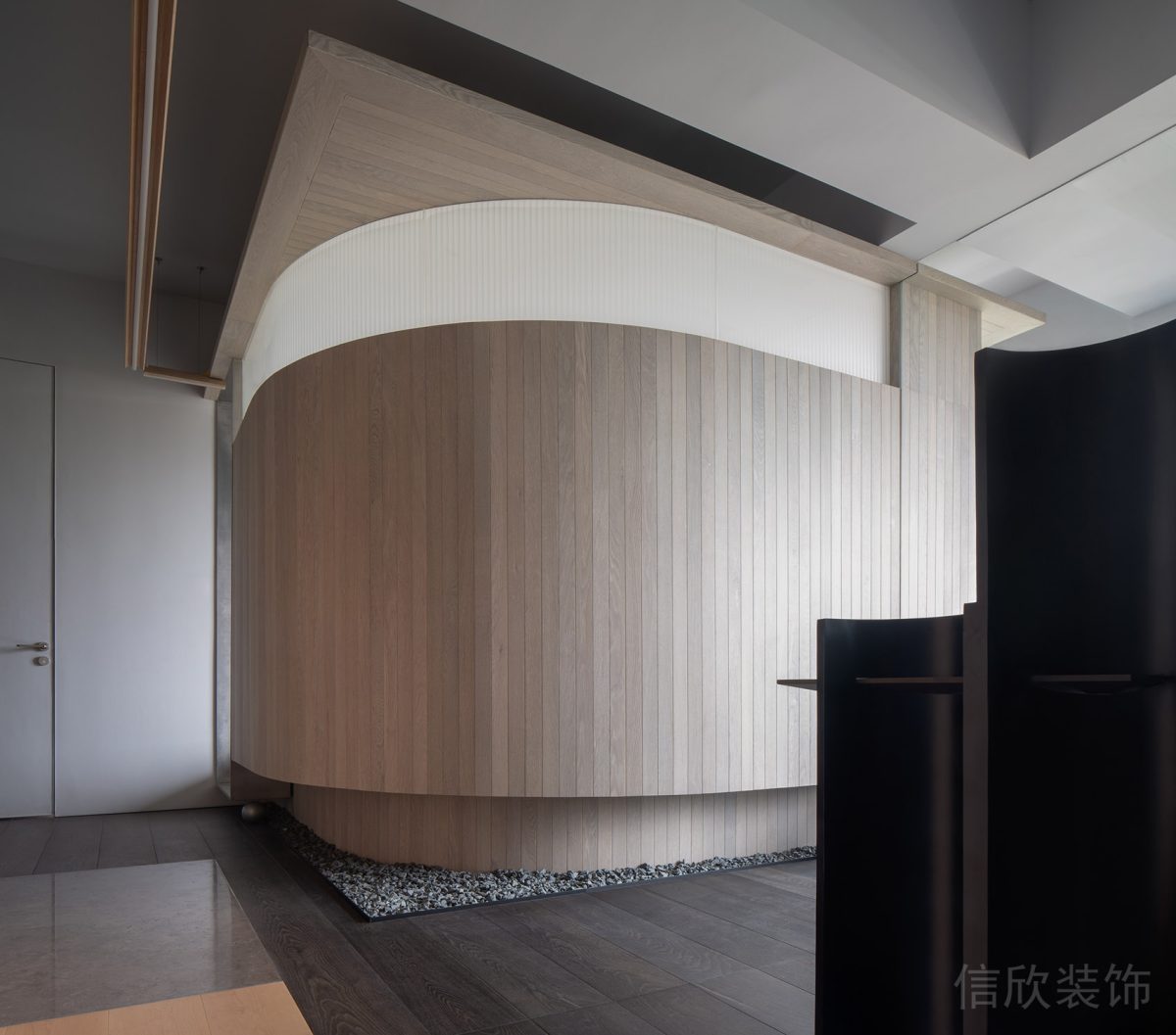 木質(zhì)條紋板材創(chuàng)意弧線線條設計現(xiàn)代簡約風裝修辦公室