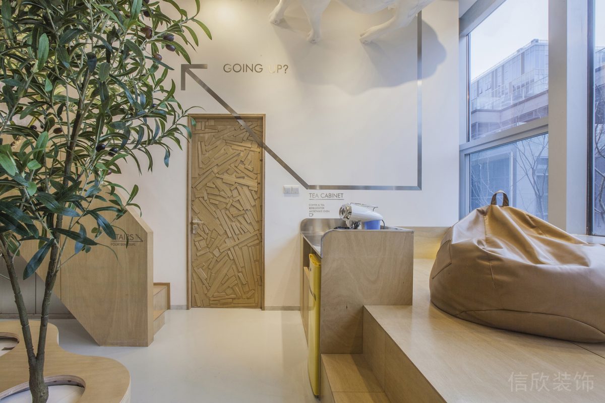 木質(zhì)裝修設(shè)計(jì)辦公室過道效果榻榻米座椅休息區(qū)設(shè)計(jì)