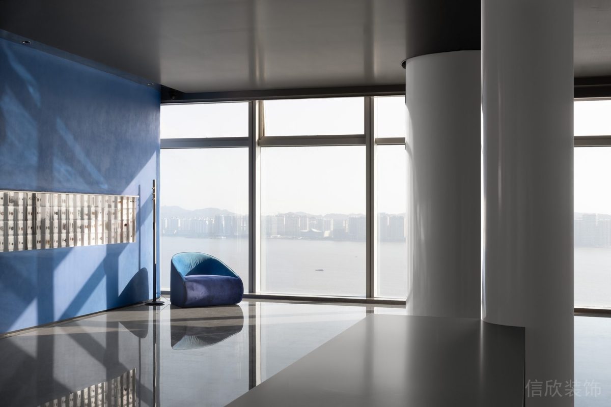 全落地式玻璃裝修藍色反絨皮懶人沙發(fā)設計辦公室休息區(qū)裝修