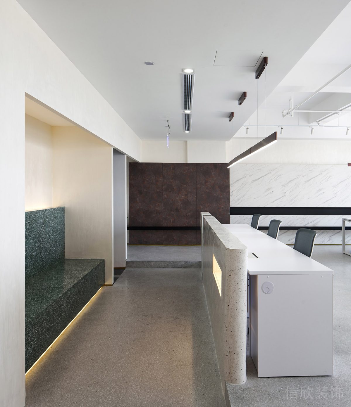 青色大理石沙發(fā)裝修褐色大理石墻壁設(shè)計(jì)辦公室吧臺裝修效果圖