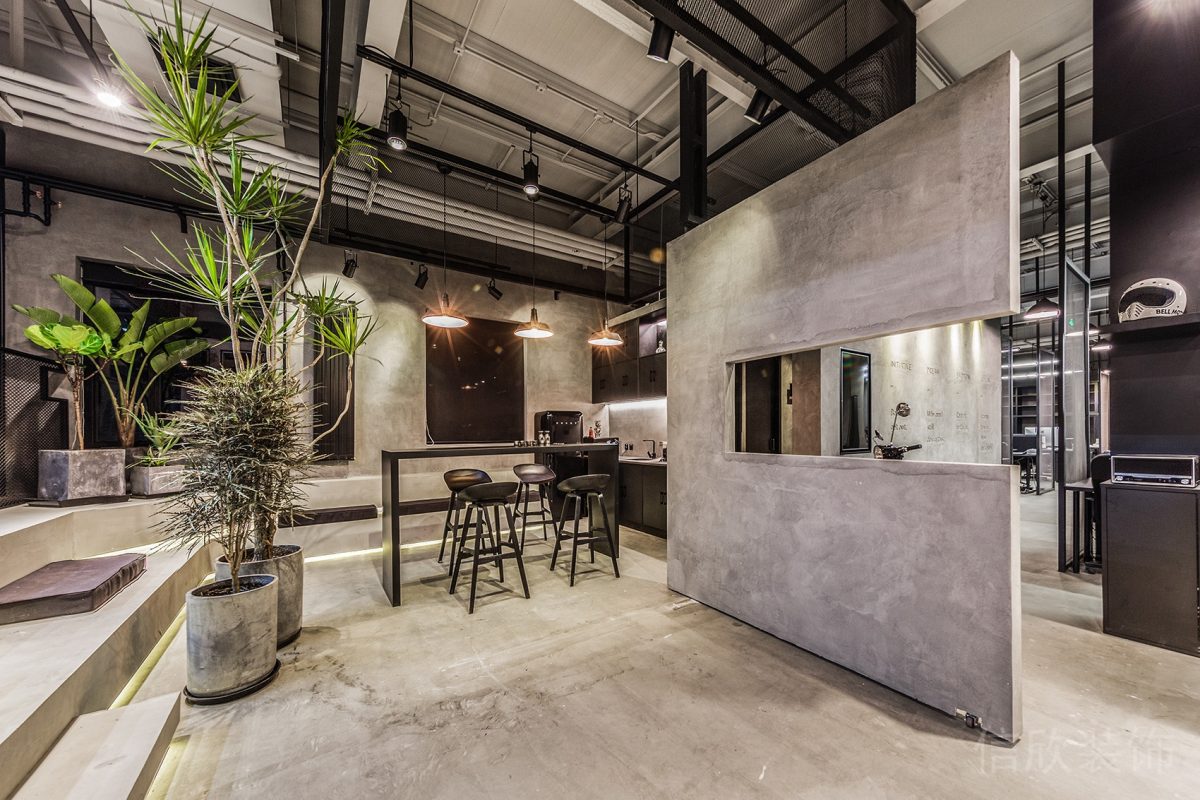 墻體鏤空設(shè)計(jì)灰色調(diào)復(fù)古工業(yè)風(fēng)辦公室休息區(qū)裝修