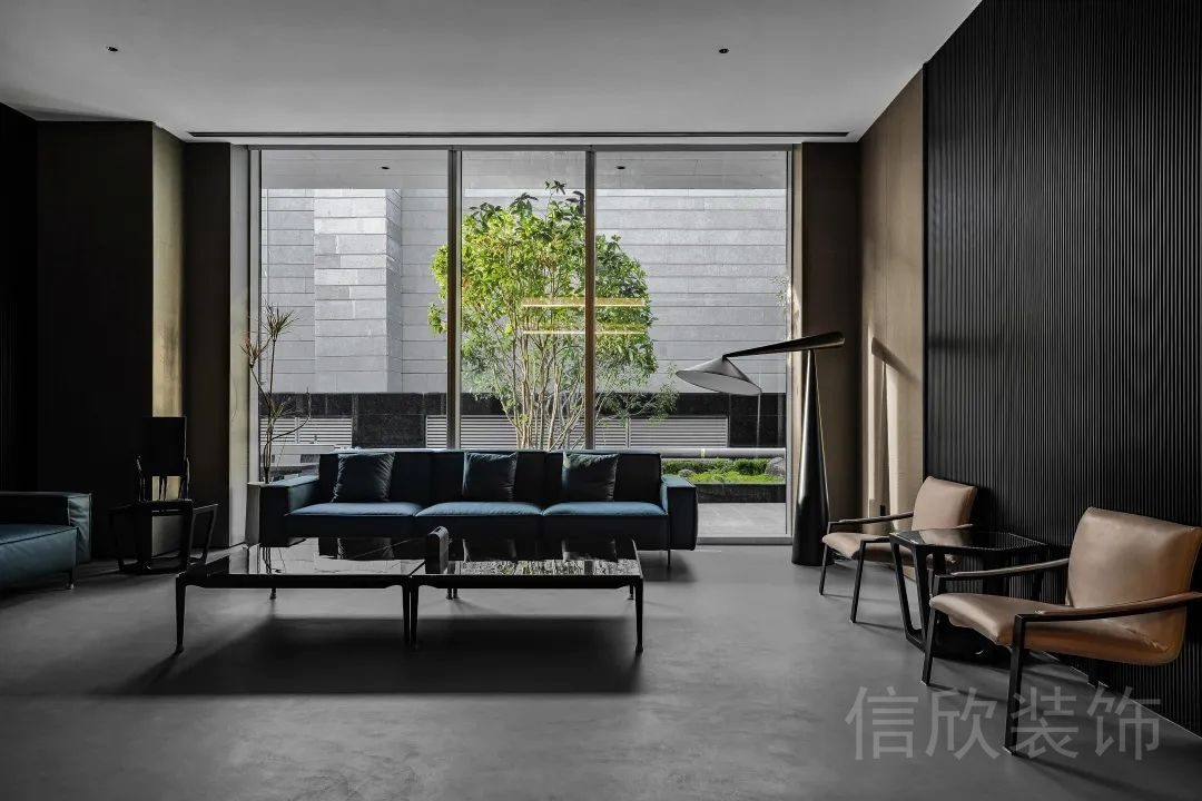 洽談室商務(wù)風(fēng)藍(lán)橙裝飾空間效果玻璃效果木飾面黑色墻體復(fù)合材料