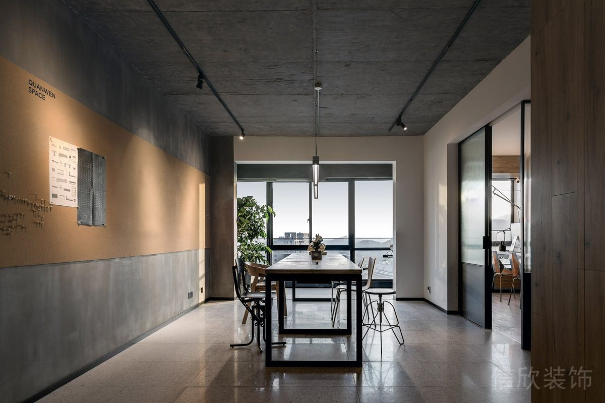 日式復(fù)古辦公室裝修會議室半墻設(shè)計(jì)工業(yè)灰色效果