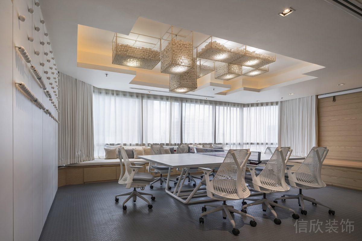 人體工學(xué)椅裝修設(shè)計效果天花吊頂效果圖會議室長桌裝修墻體diy洞洞板裝修