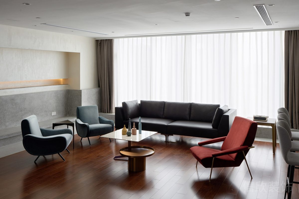 沙發(fā)裝修設(shè)計(jì)紅藍(lán)撞色設(shè)計(jì)效果半墻灰色設(shè)計(jì)工作室