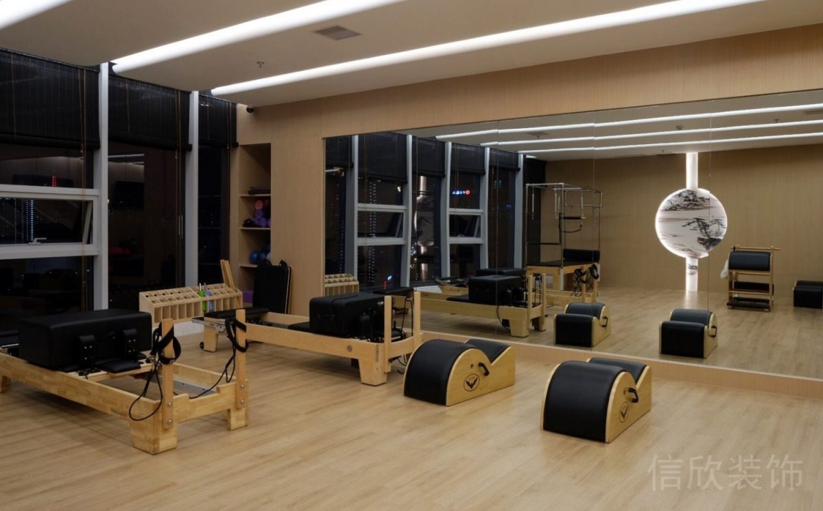 實(shí)木現(xiàn)代簡(jiǎn)約風(fēng)普拉提核心床大器械設(shè)計(jì)多功能教室裝修圖