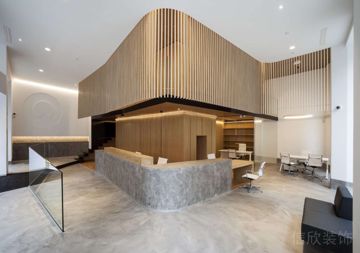 水泥灰地板設(shè)計(jì)搭配半開放式水泥桌板裝修辦公室前臺(tái)效果圖