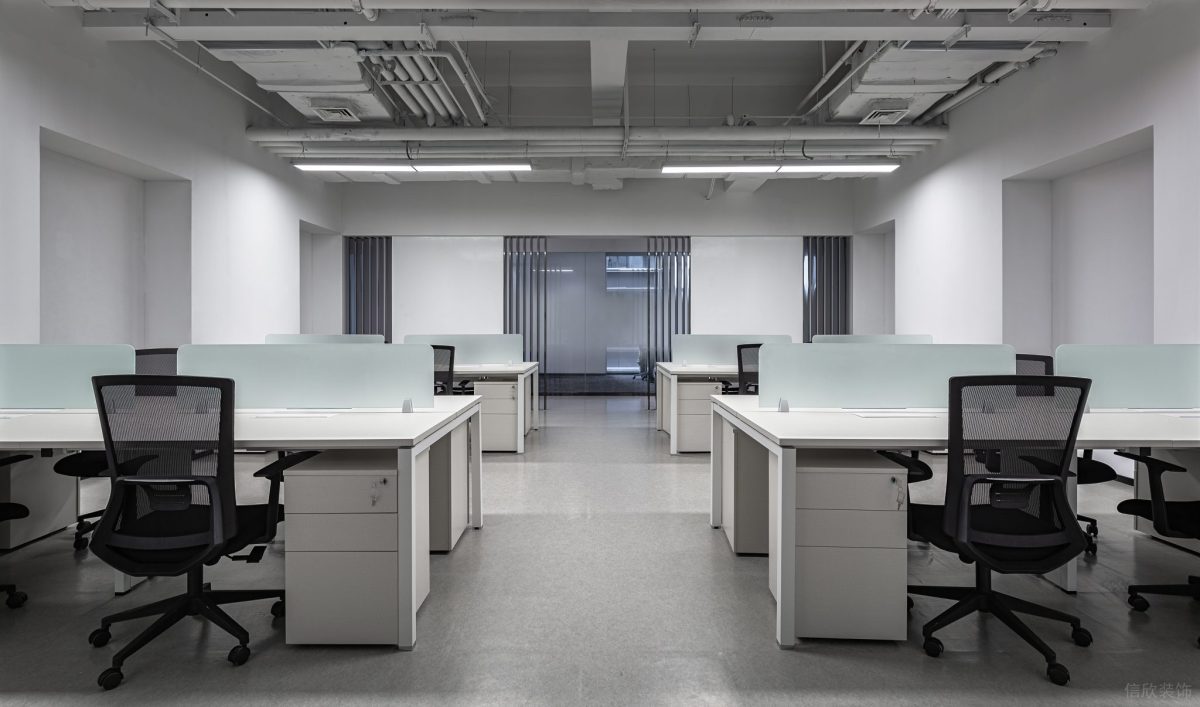深圳辦公室裝修多人研發(fā)區(qū)域隔斷工業(yè)風(fēng)白色設(shè)計效果