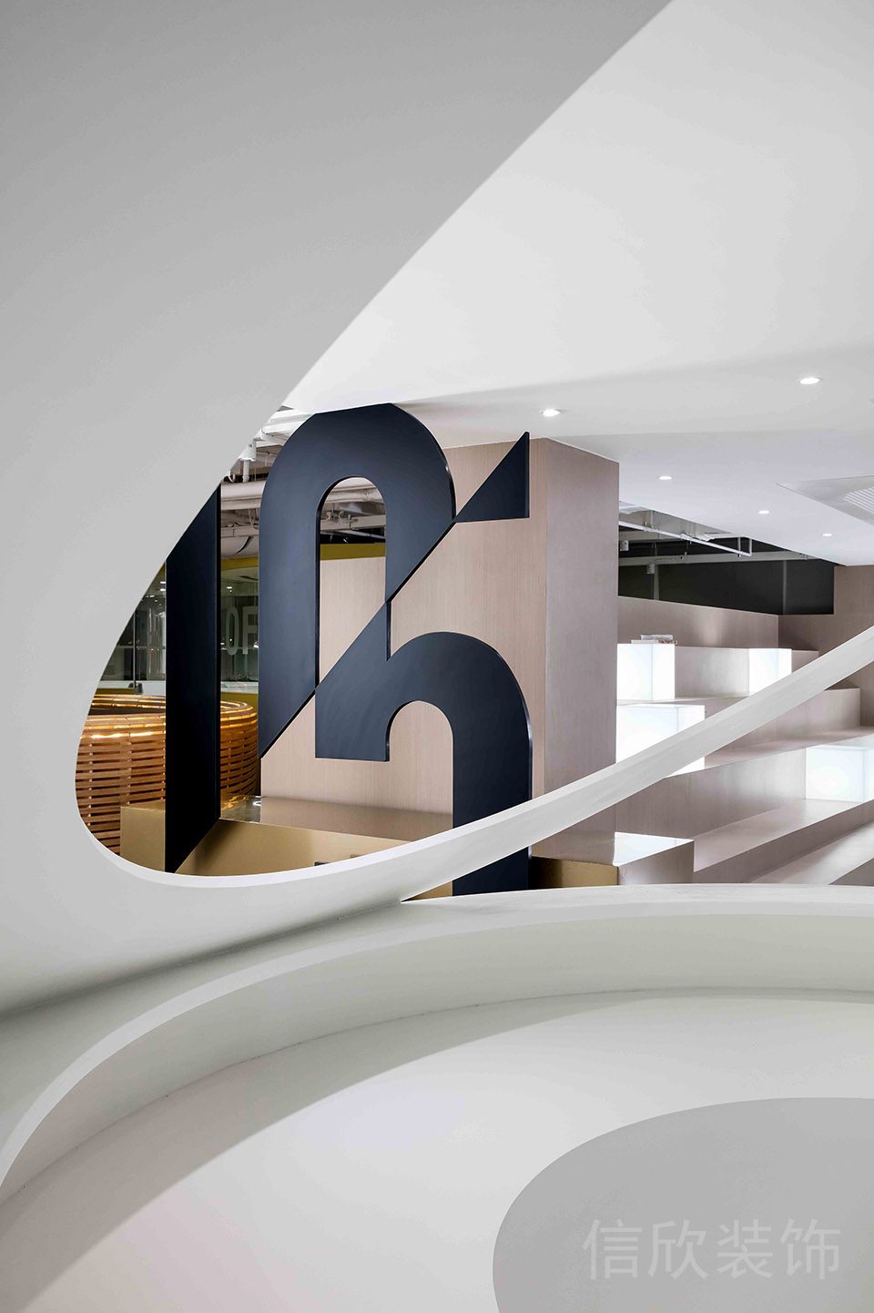 數(shù)字黑色金屬墻體設(shè)計(jì)鏤空設(shè)計(jì)效果圖環(huán)形鏤空白色設(shè)計(jì)圖辦公室