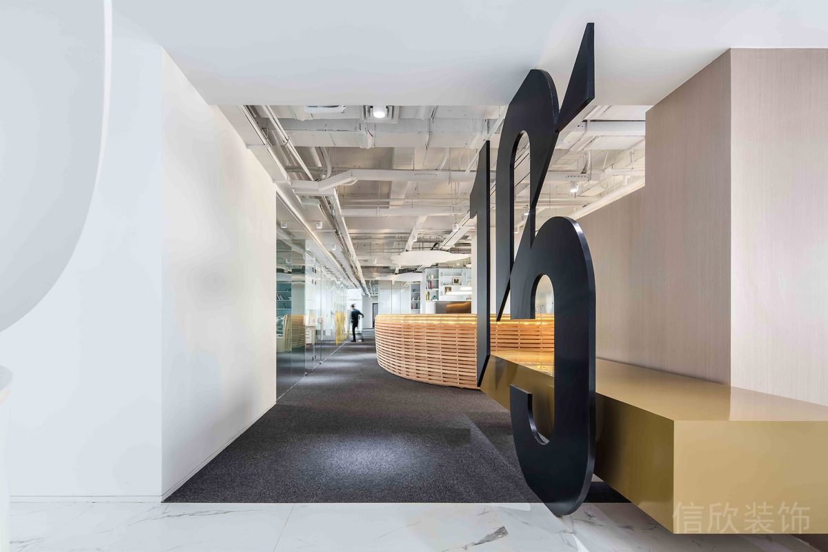 數(shù)字鏤空金屬黑色設(shè)計(jì)直線(xiàn)式辦公室過(guò)道竹編效果