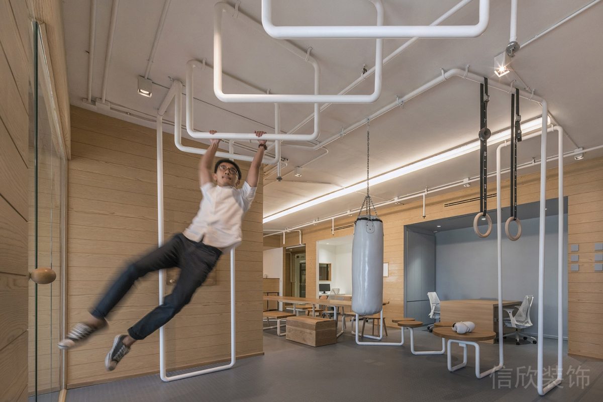 天花吊頂白色管道金屬設(shè)計(jì)效果木質(zhì)墻體設(shè)計(jì)辦公室裝修圖