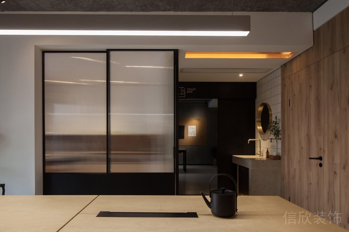 天花吊頂裝修木質(zhì)墻體效果木質(zhì)會議室裝修