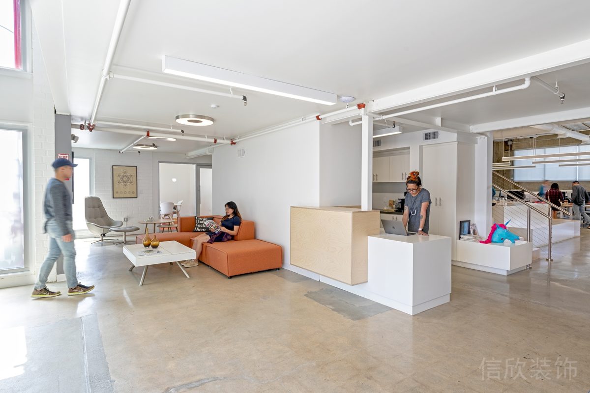 天花設(shè)計(jì)管道效果大廳接待處前臺(tái)休息區(qū)橙色布藝沙發(fā)裝修