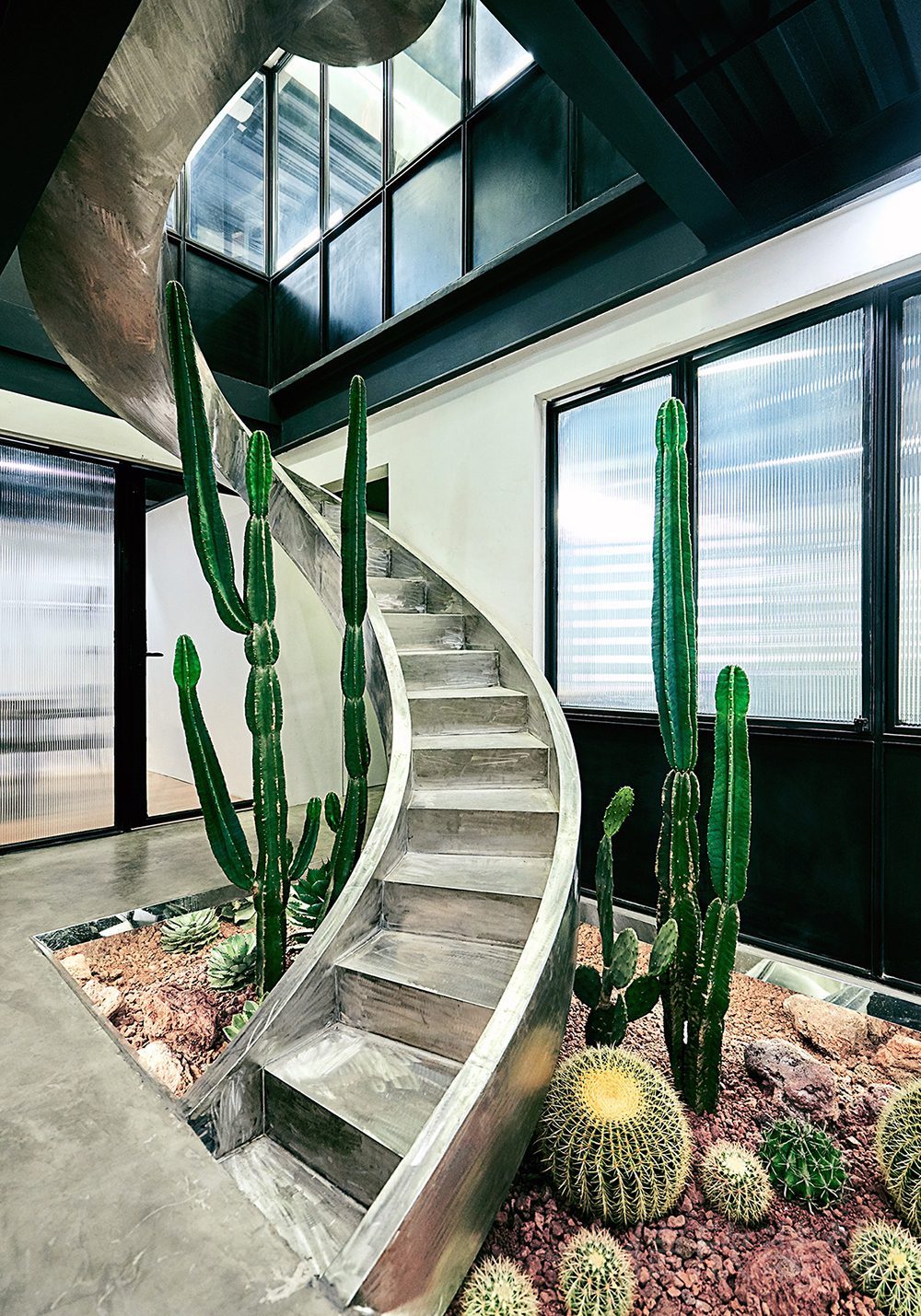 無扶手裝修藝術(shù)感旋轉(zhuǎn)工業(yè)風(fēng)樓梯設(shè)計辦公室效果