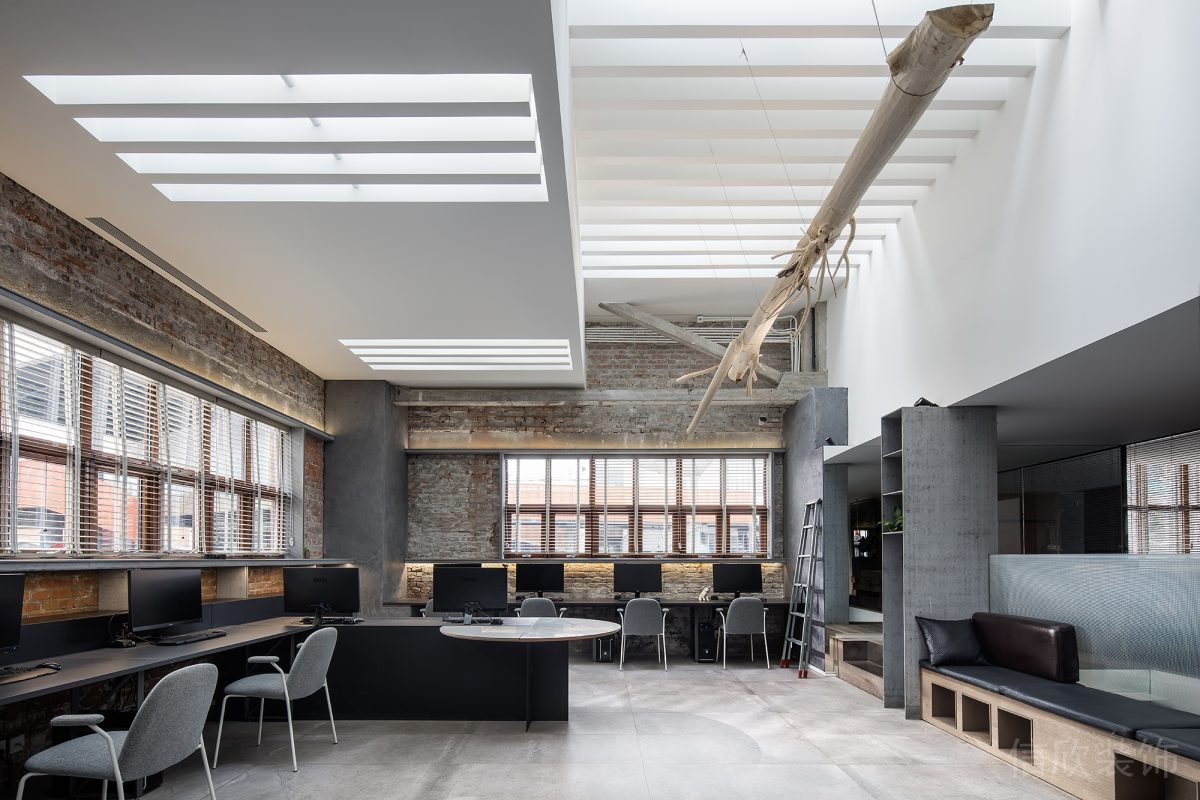 懸吊式楓木樹木藝術(shù)品設(shè)計(jì)復(fù)古紅磚裝修辦公室設(shè)計(jì)圖