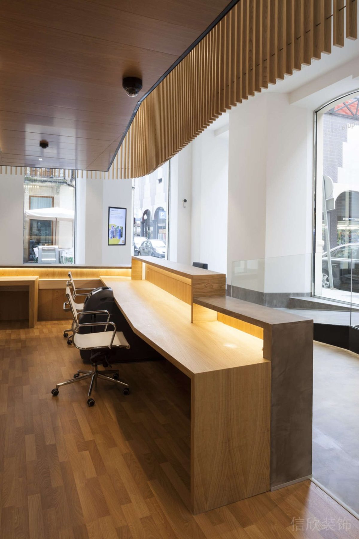 原木定制桌板設(shè)計(jì)商務(wù)鋁合金椅子裝修辦公室前臺(tái)效果圖