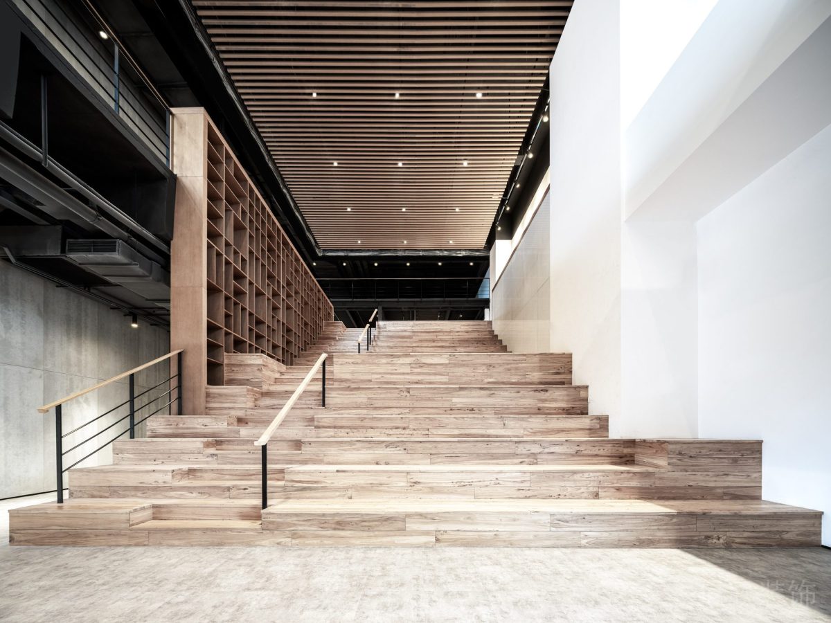 原木風(fēng)階梯過道辦公室裝修設(shè)計(jì)效果圖