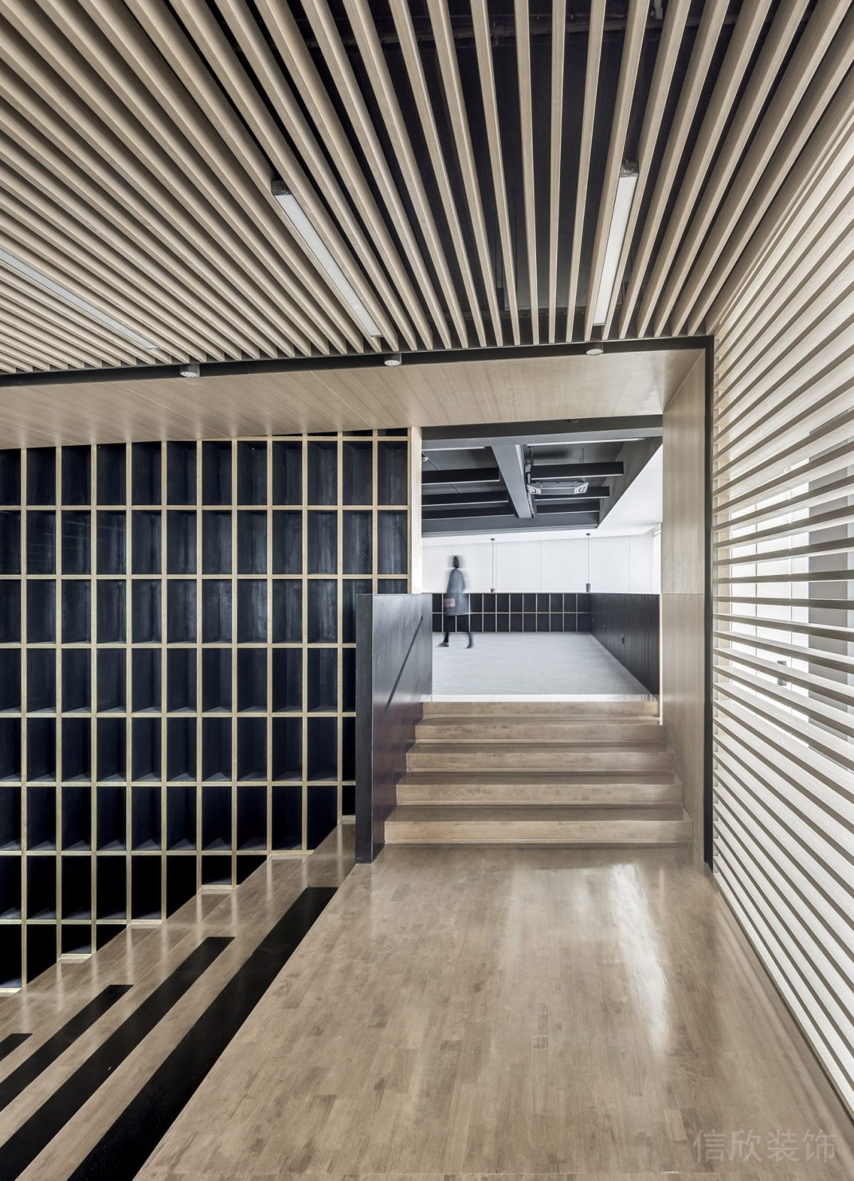 原木風(fēng)階梯過道圖書館裝修效果圖