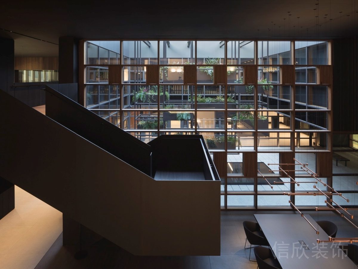 原木扶手樓梯裝修懸吊式矩形吊燈設(shè)計(jì)辦公室大廳