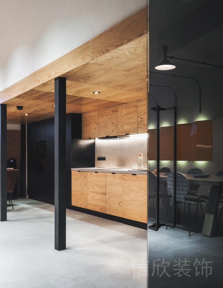原木風(fēng)裝修黑色墻柱設(shè)計(jì)茶水機(jī)玻璃墻體隔斷效果