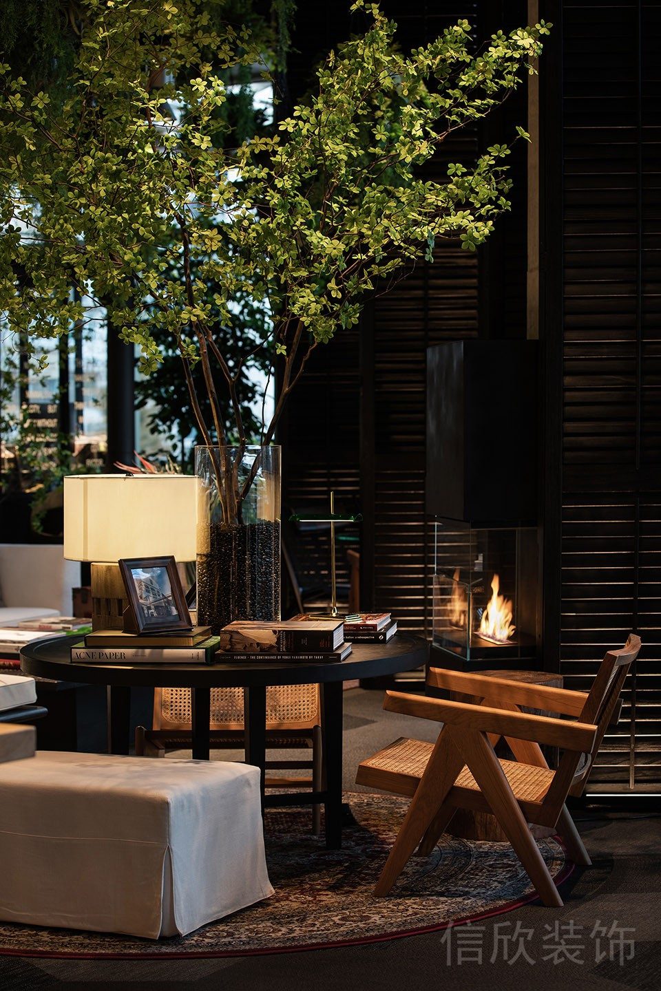 原木黑色圓桌搭配復(fù)古圖案圓形地毯員工休息區(qū)效果圖