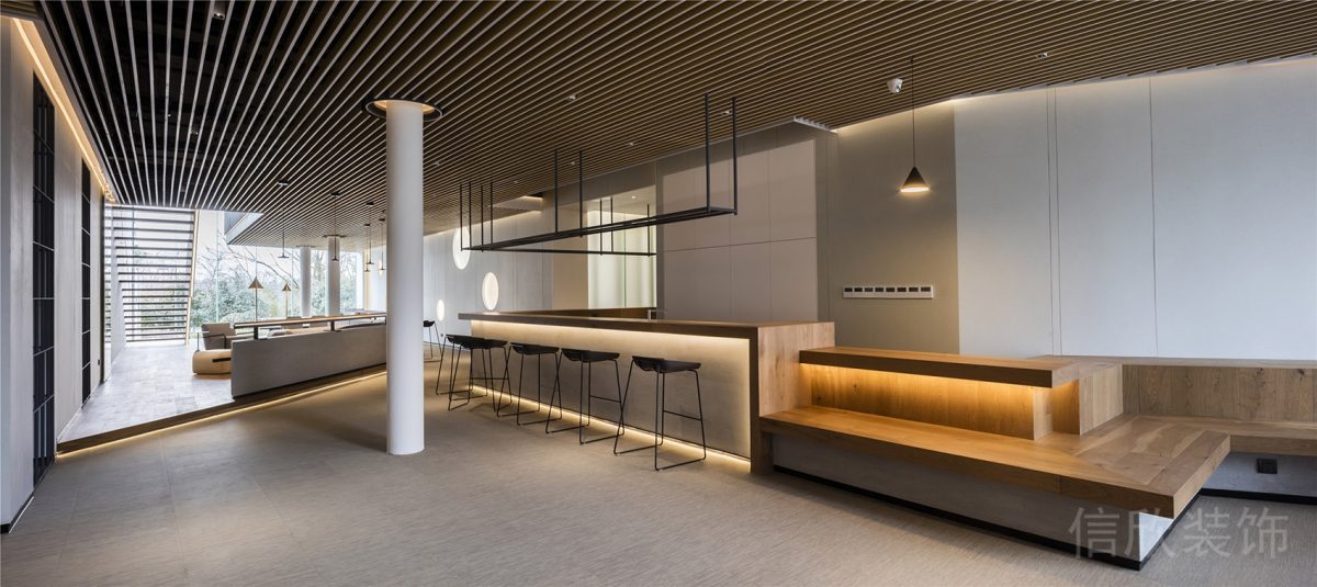 原木階梯式座椅設(shè)計(jì)極簡(jiǎn)風(fēng)黑色高腳椅裝修辦公室員工休息區(qū)裝修效果