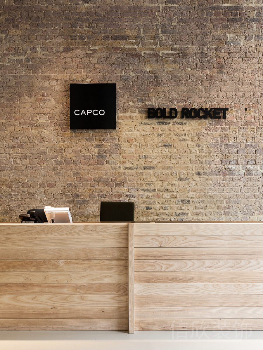 原木前臺裝修壁掛式黑色字母體設(shè)計(jì)辦公室前臺效果