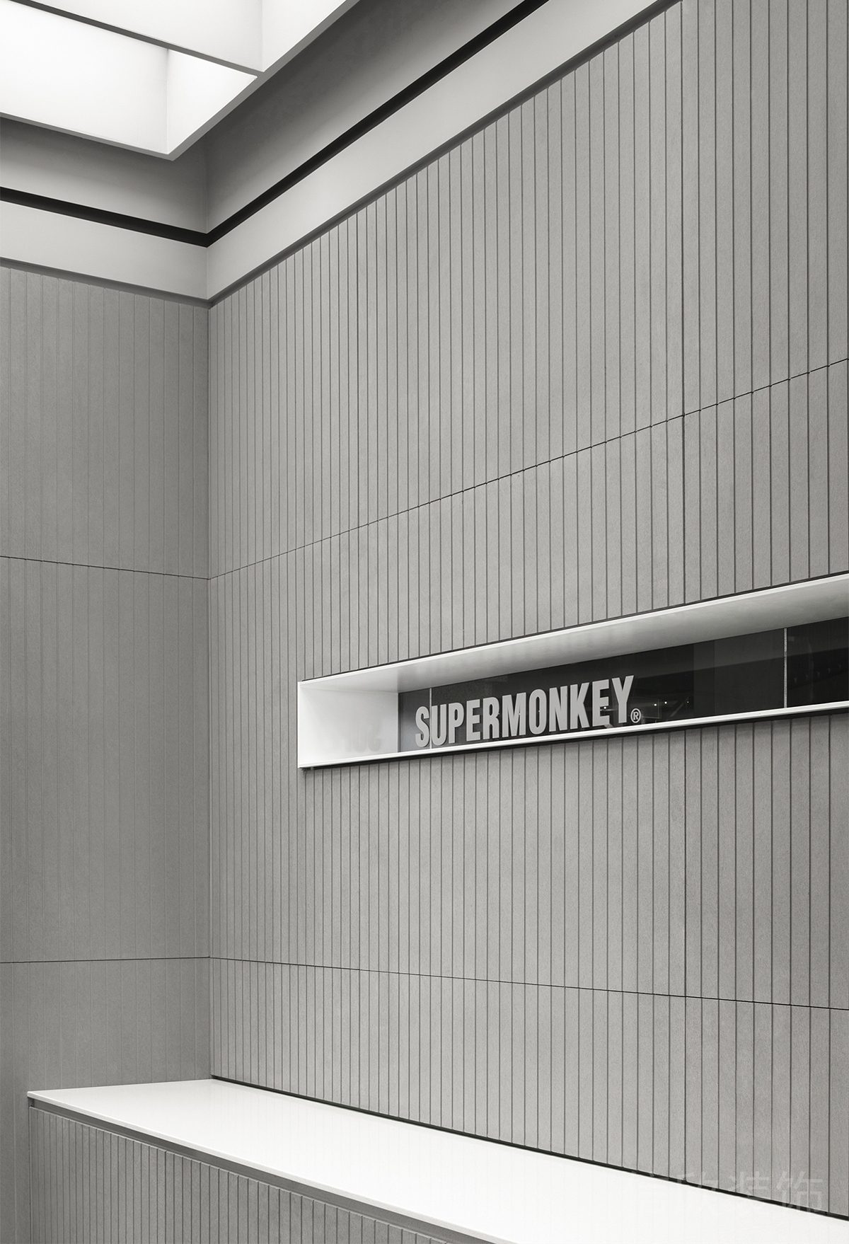 銀色墻體設(shè)計裝修鏤空玻璃墻體隔斷現(xiàn)代機(jī)構(gòu)設(shè)計