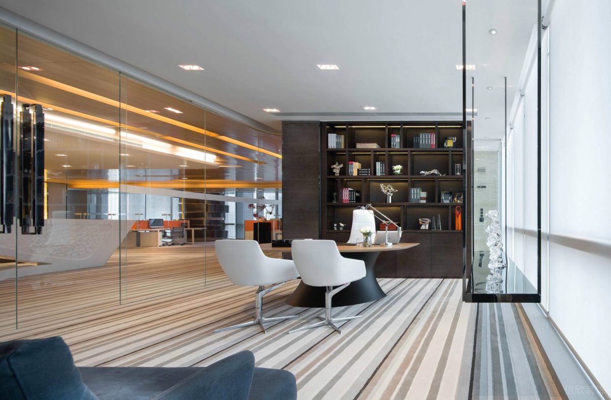 總裁辦公室裝修設(shè)計內(nèi)嵌式木制收納柜裝修玻璃隔斷獨立科技設(shè)計圖