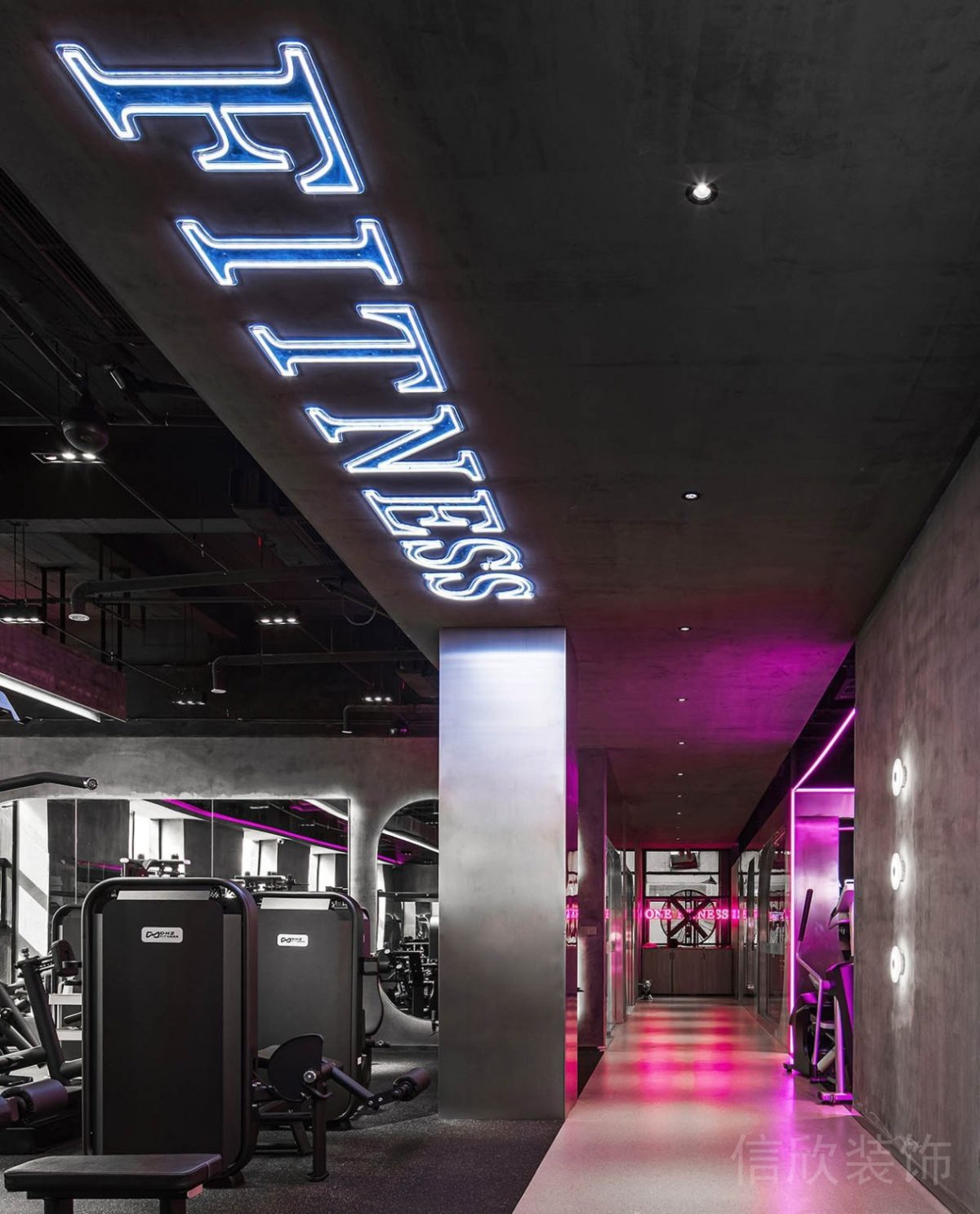 字母墻體天花設(shè)計(jì)效果銀色金屬墻體裝修大器械設(shè)計(jì)工業(yè)風(fēng)裝修圖