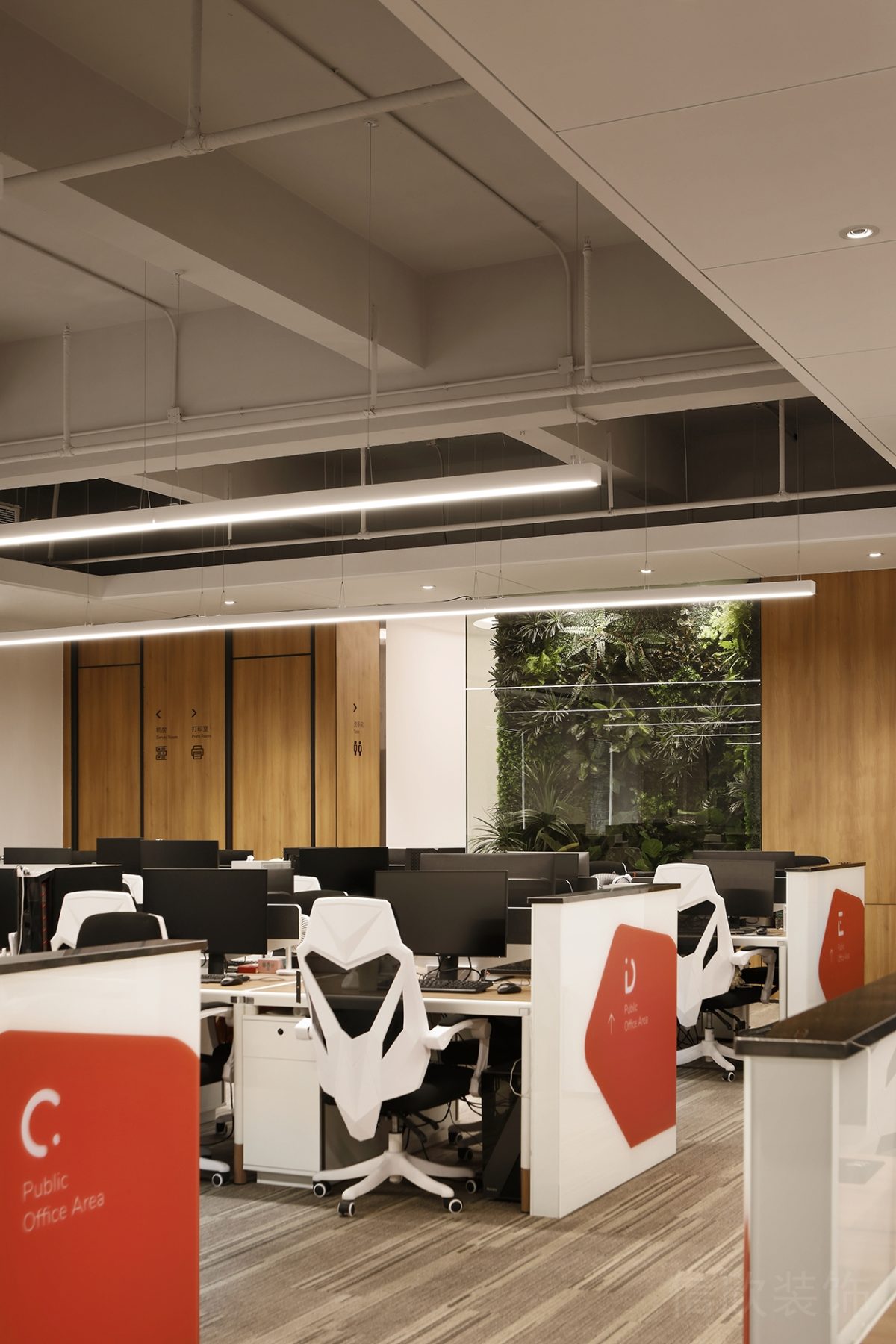 辦公室工位設(shè)計紅墻效果木飾面墻體現(xiàn)代工業(yè)風(fēng)天花