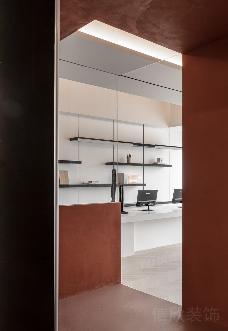 辦公室裝修朱紅色設(shè)計(jì)墻體環(huán)形鏤空幾何線條設(shè)計(jì)地臺(tái)實(shí)木地板設(shè)計(jì)