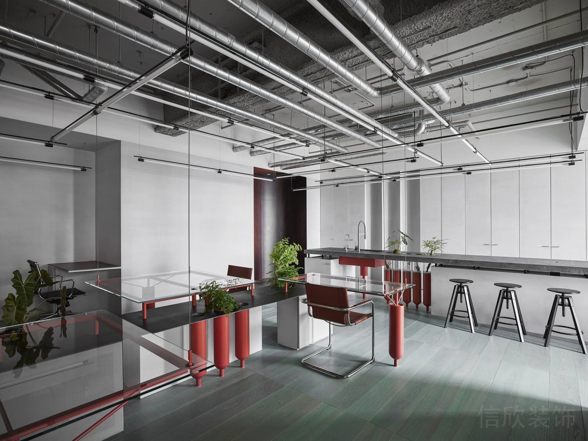 玻璃工作桌裝修紅色金屬效果工業(yè)風(fēng)直線式長桌辦公室設(shè)計工位