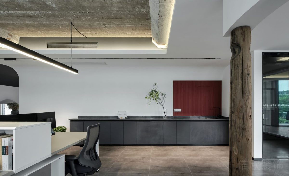 半墻黑色儲物柜設(shè)計圖辦公室裝修木質(zhì)天花效果